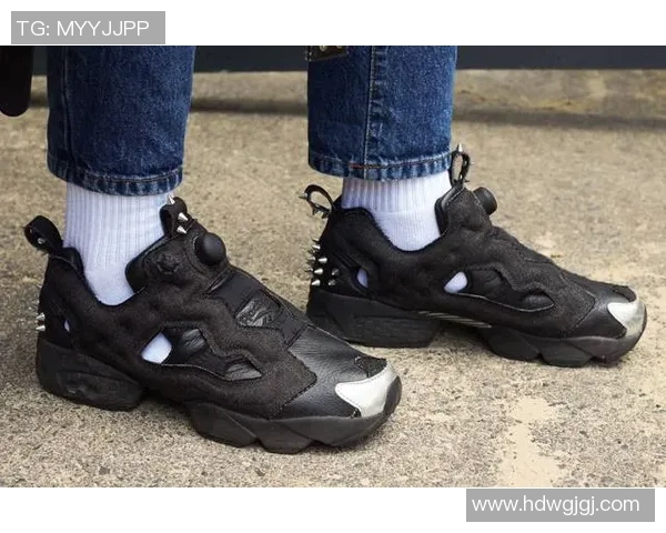 足球明星黑色鞋搭配女生时尚造型的完美演绎与潮流趋势解析